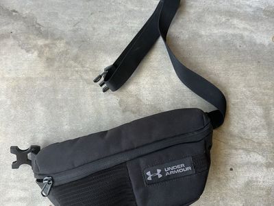 Under armor fanny pack black, like new