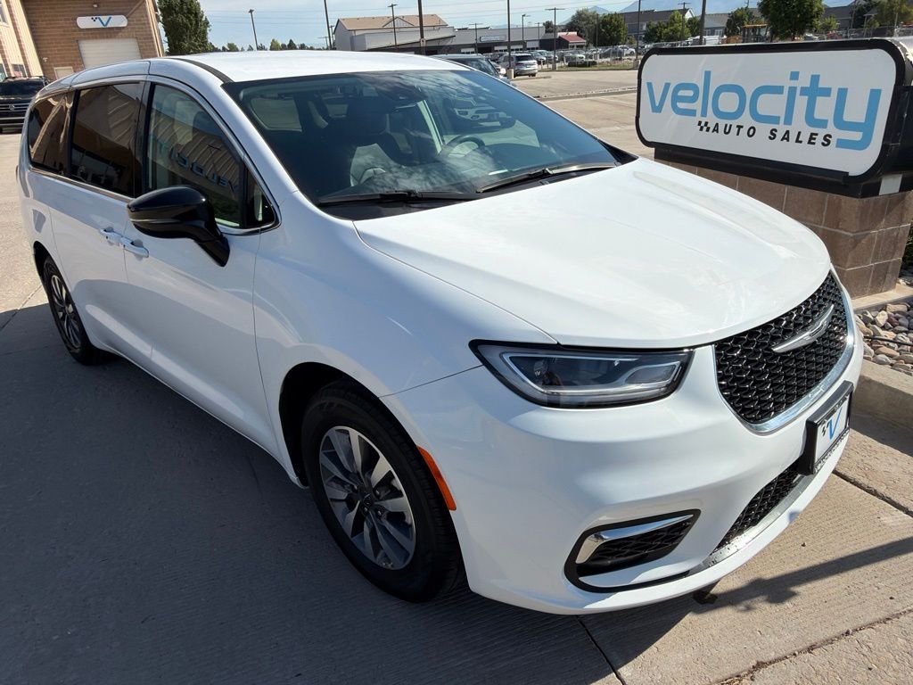 2024 Chrysler Pacifica Plug-In Hybrid Select