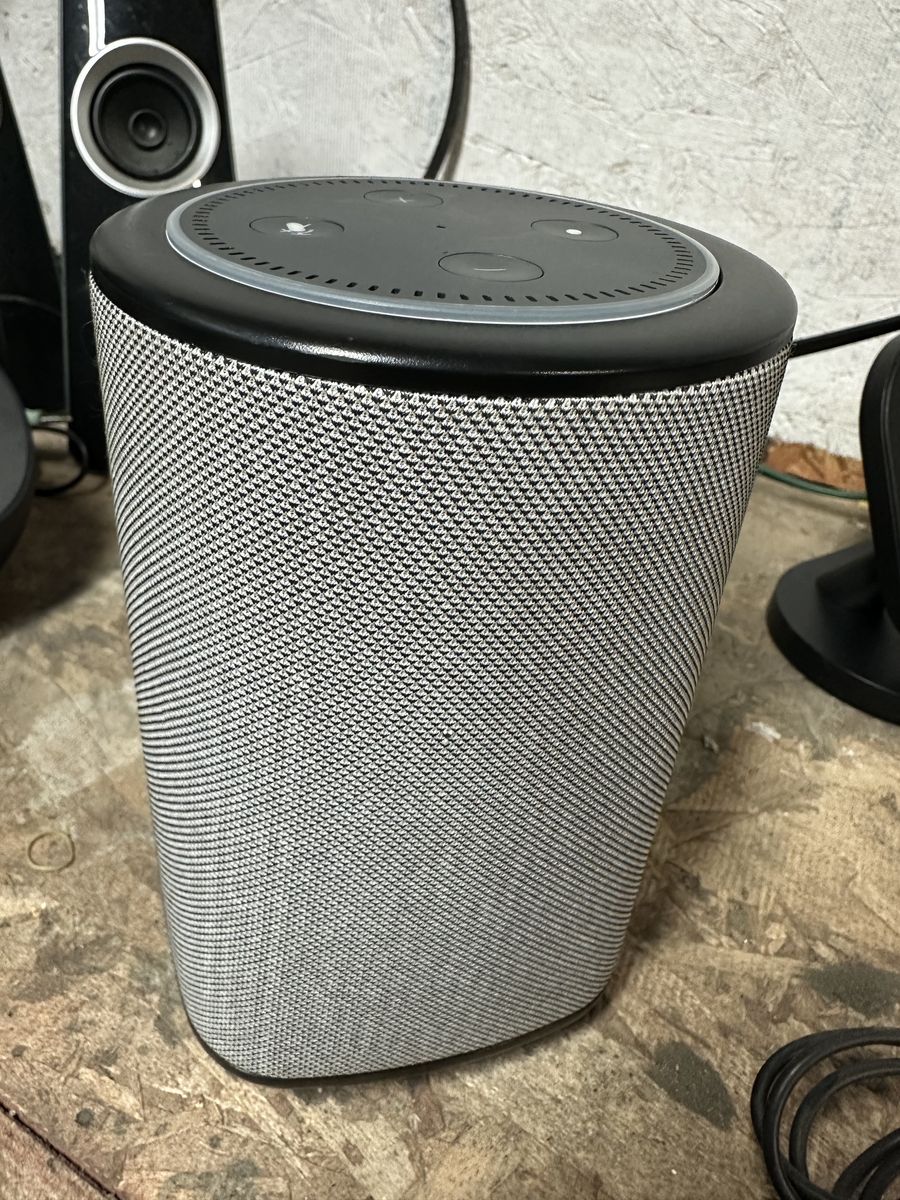 Ninety7 Vaux Speaker Dock With Echo Dot