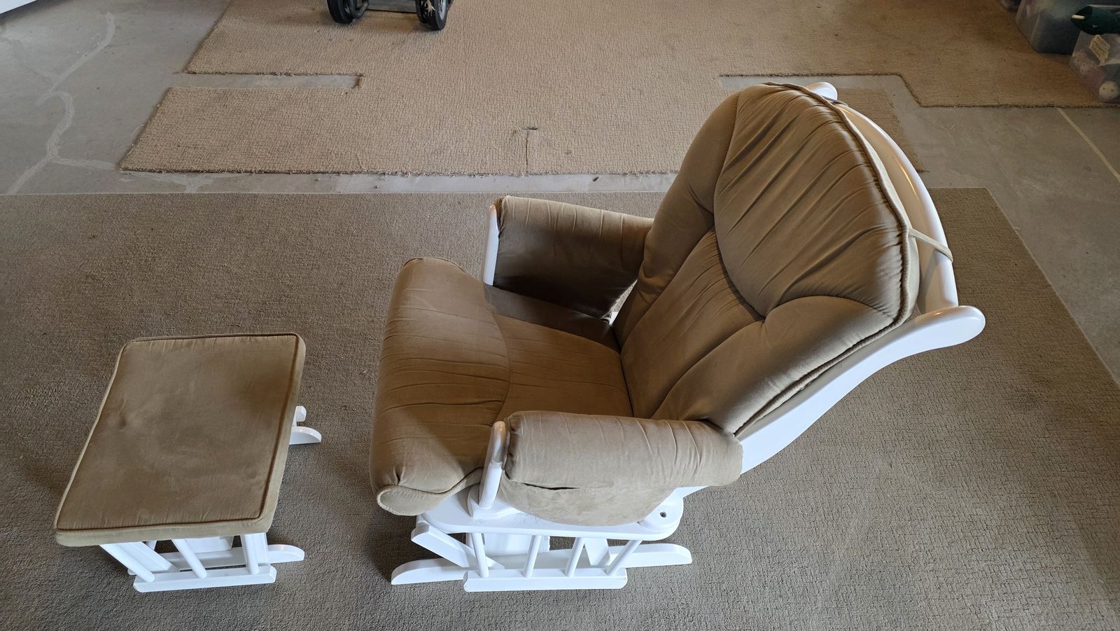 Nursing Gliding Chair with Gliding Footrest