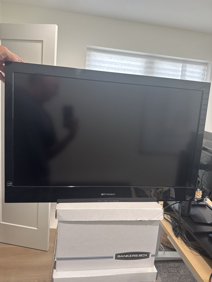 Emerson LC320EM2F 32-Inch 720p LCD HDTV Black