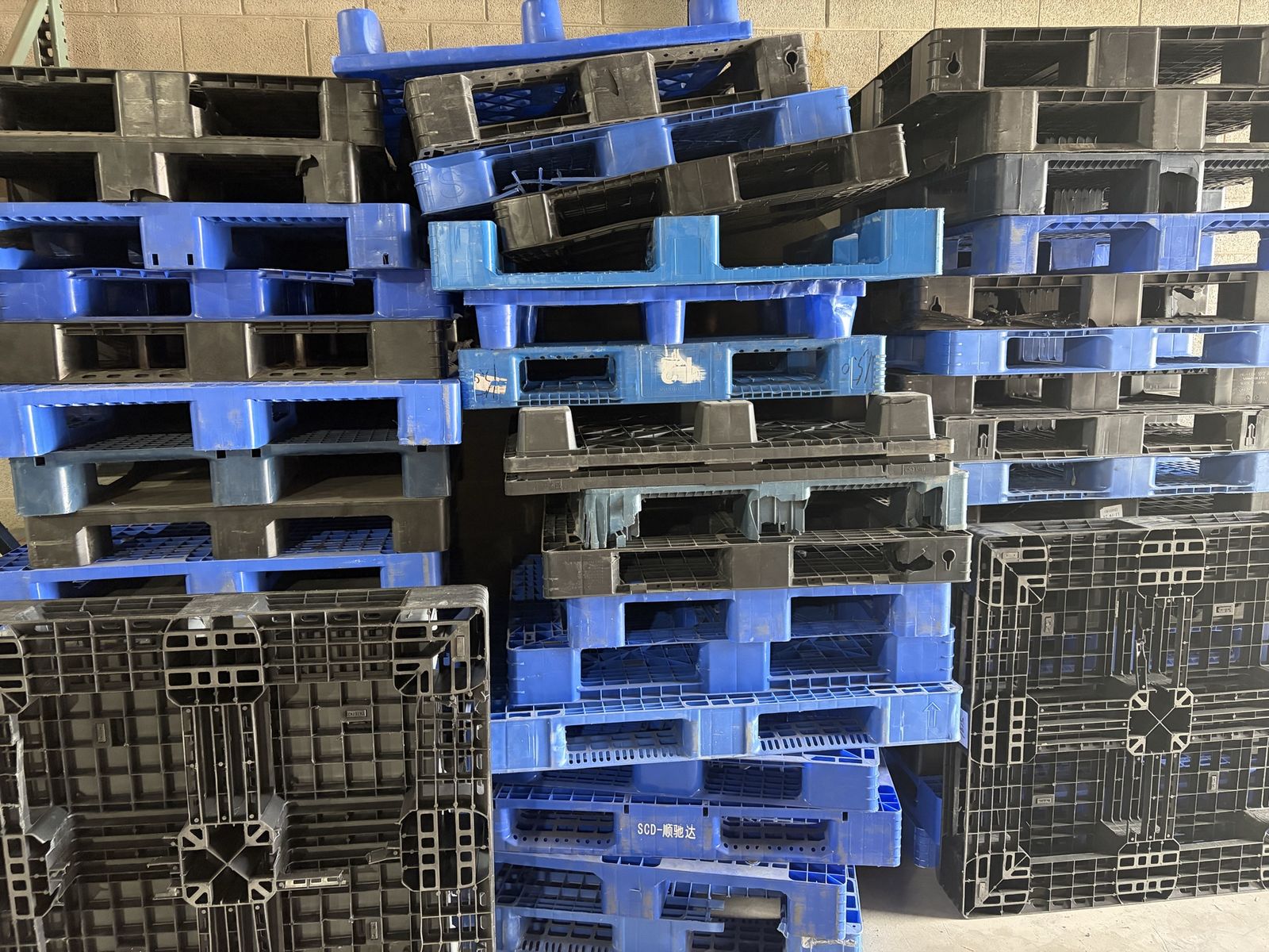 Heavy Duty Plastic Pallets – Multiple Sizes – Bulk Available