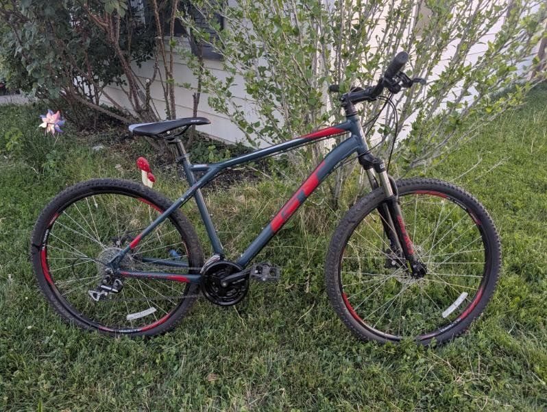 GT AGGRESSOR PRO MOUNTAIN BIKE DISC BRAKES LARGE 19" FRAME 27.5" Wheels READY TO RIDE

295 OBO