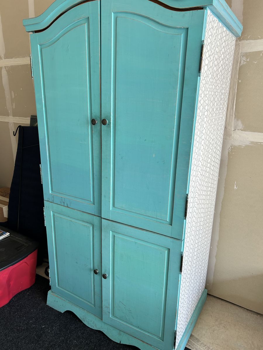 Cabinet/Hutch
