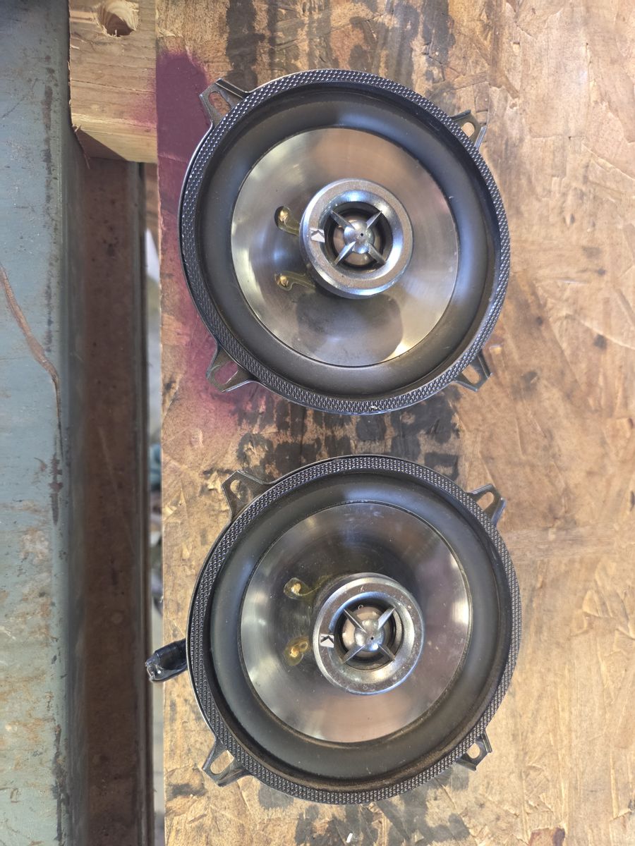 Radio with kicker speakers