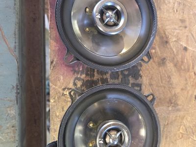 Radio with kicker speakers
