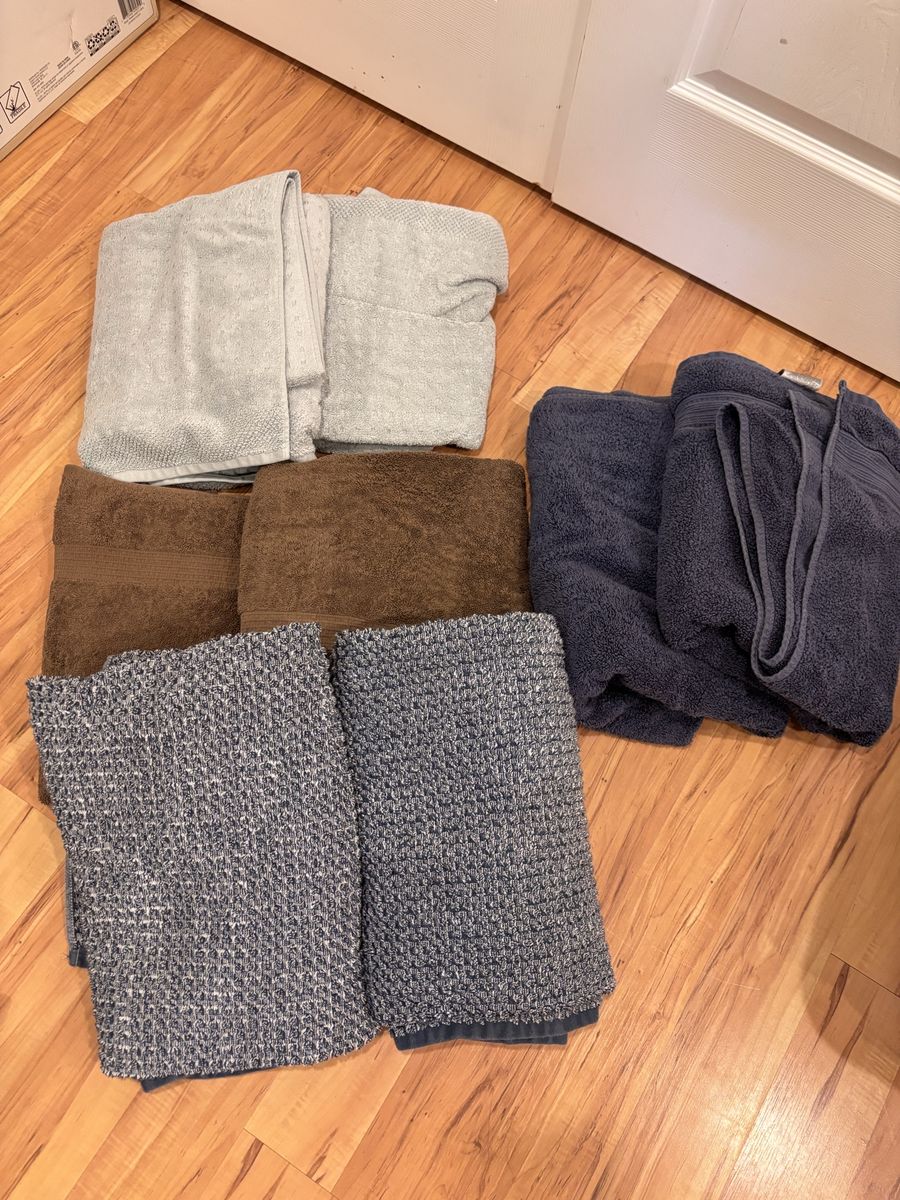 4 sets of bath towels great condition $15/all.