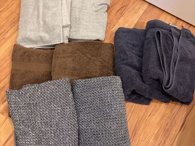 4 sets of bath towels great condition $15/all.