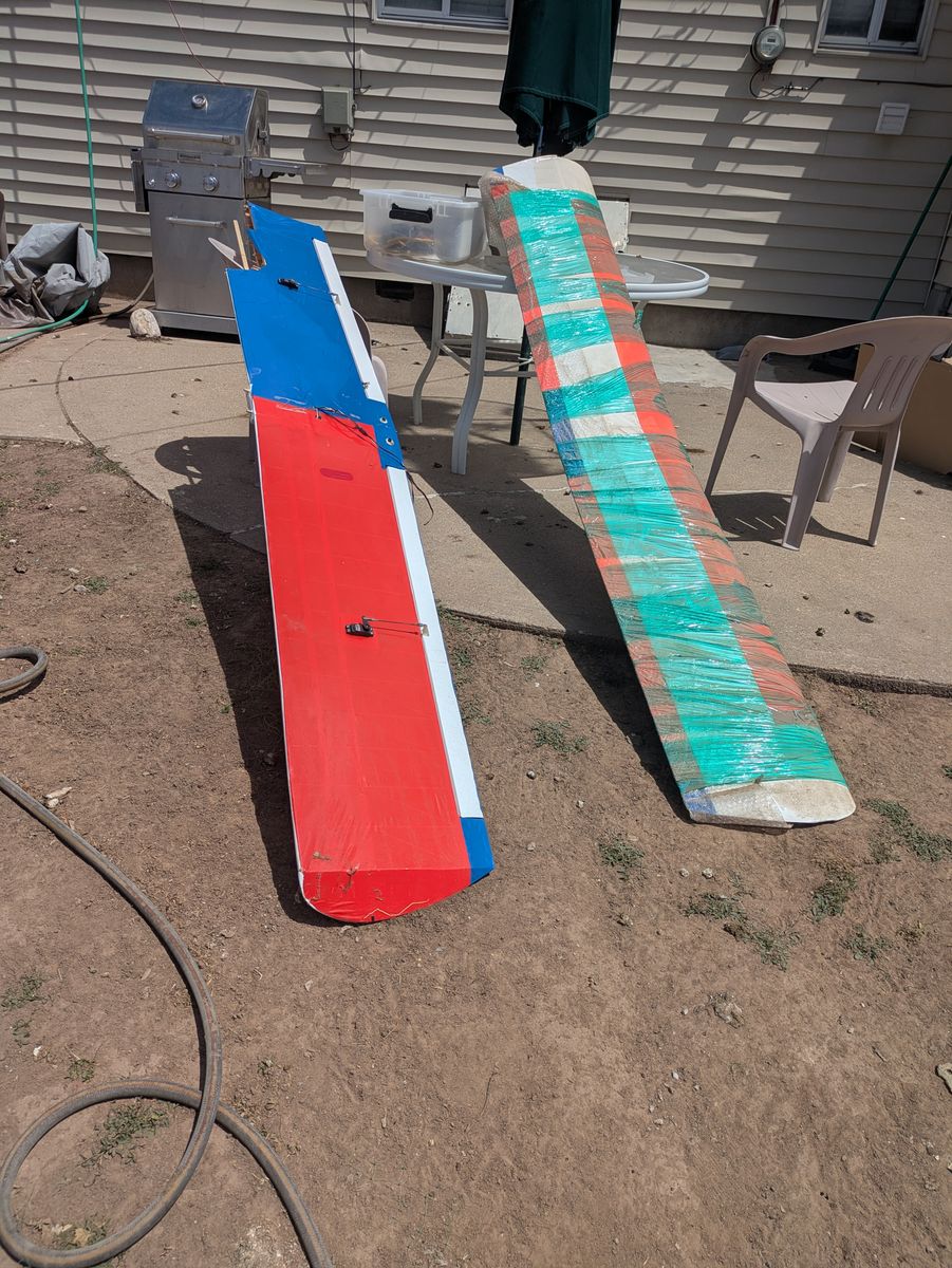 2 RC airplanes