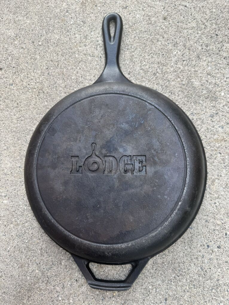 Vintage Lodge Cast Iron USA 105 flat Skillet