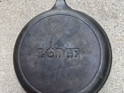 Vintage Lodge Cast Iron USA 105 flat Skillet