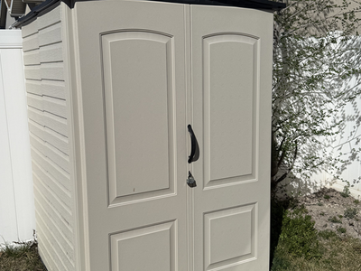 Rubbermaid 4' x 4.5' Resin Storage Shed with floor