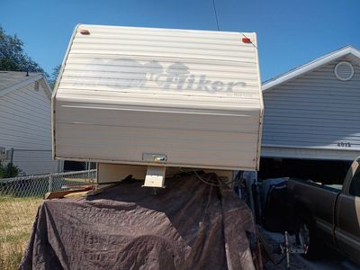 Hitch Hiker Nu-Wa custom 5th Wheel Travel Trailer - Spacious Interior, Full Bedroom