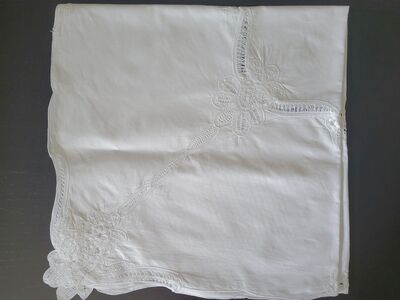 Battenberg Table Topper & 4 napkins