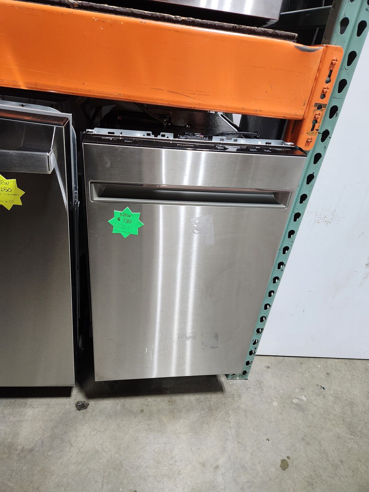 BEAUTIFUL BRAND NEW! GE PROFILE 18INCH STAINLESS STEEL DISHWASHER!