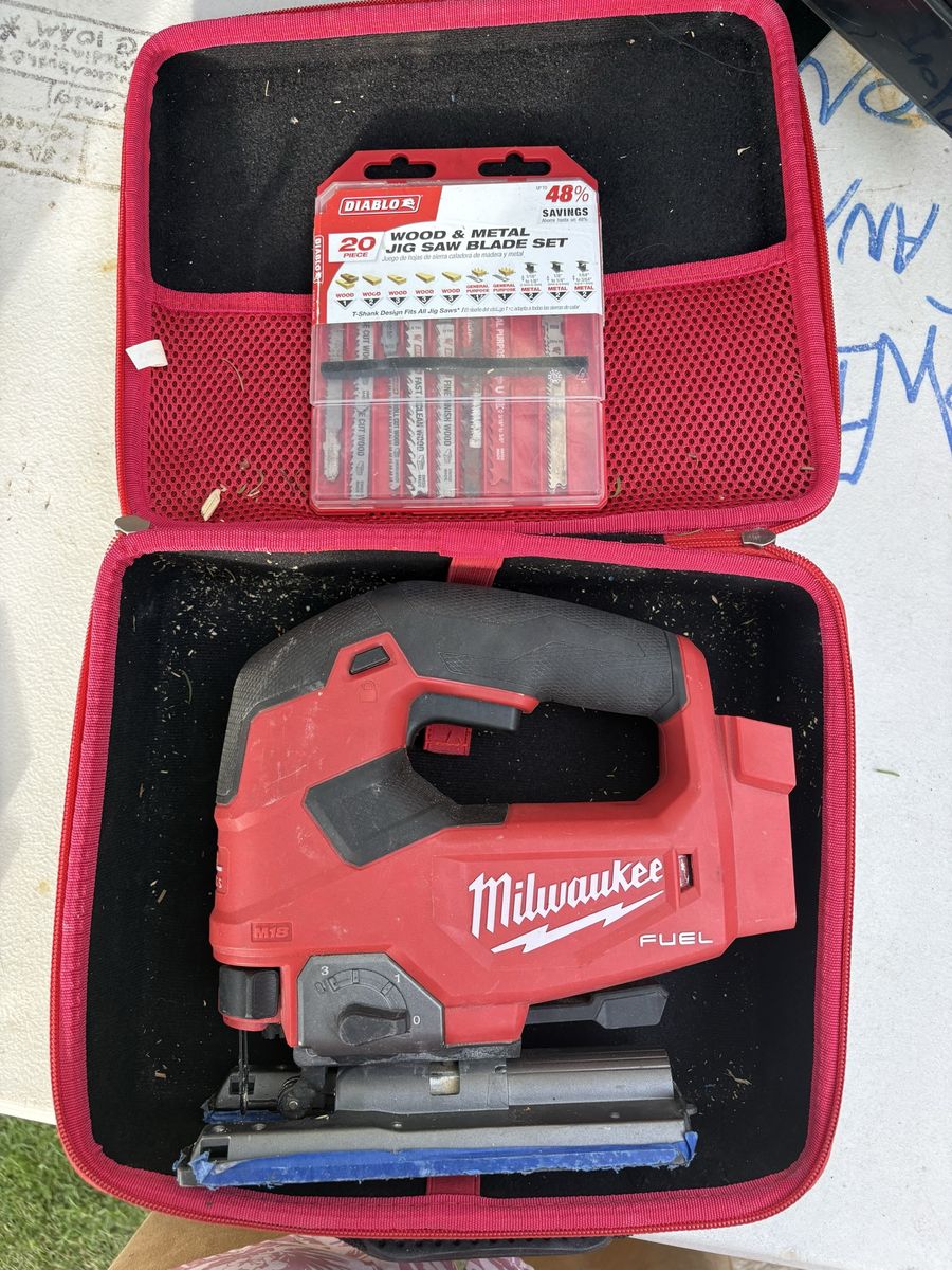 Milwaukee M18 FUEL 2737-20 Cordless Jigsaw w/ Diablo 20-Piece Blade Set & Case comes with 4.0 battery