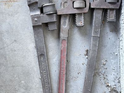 Pipe wrenches