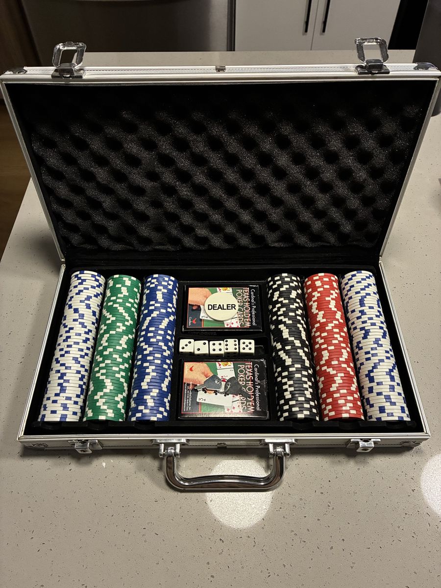 Professional Poker Chip Set - 600 Chips, 2 Card Decks, 5 Dice in Aluminum Case