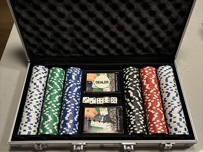 Professional Poker Chip Set - 600 Chips, 2 Card Decks, 5 Dice in Aluminum Case