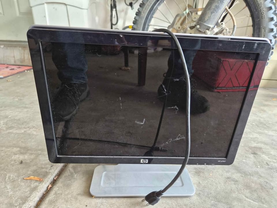 19" HP computer monitor