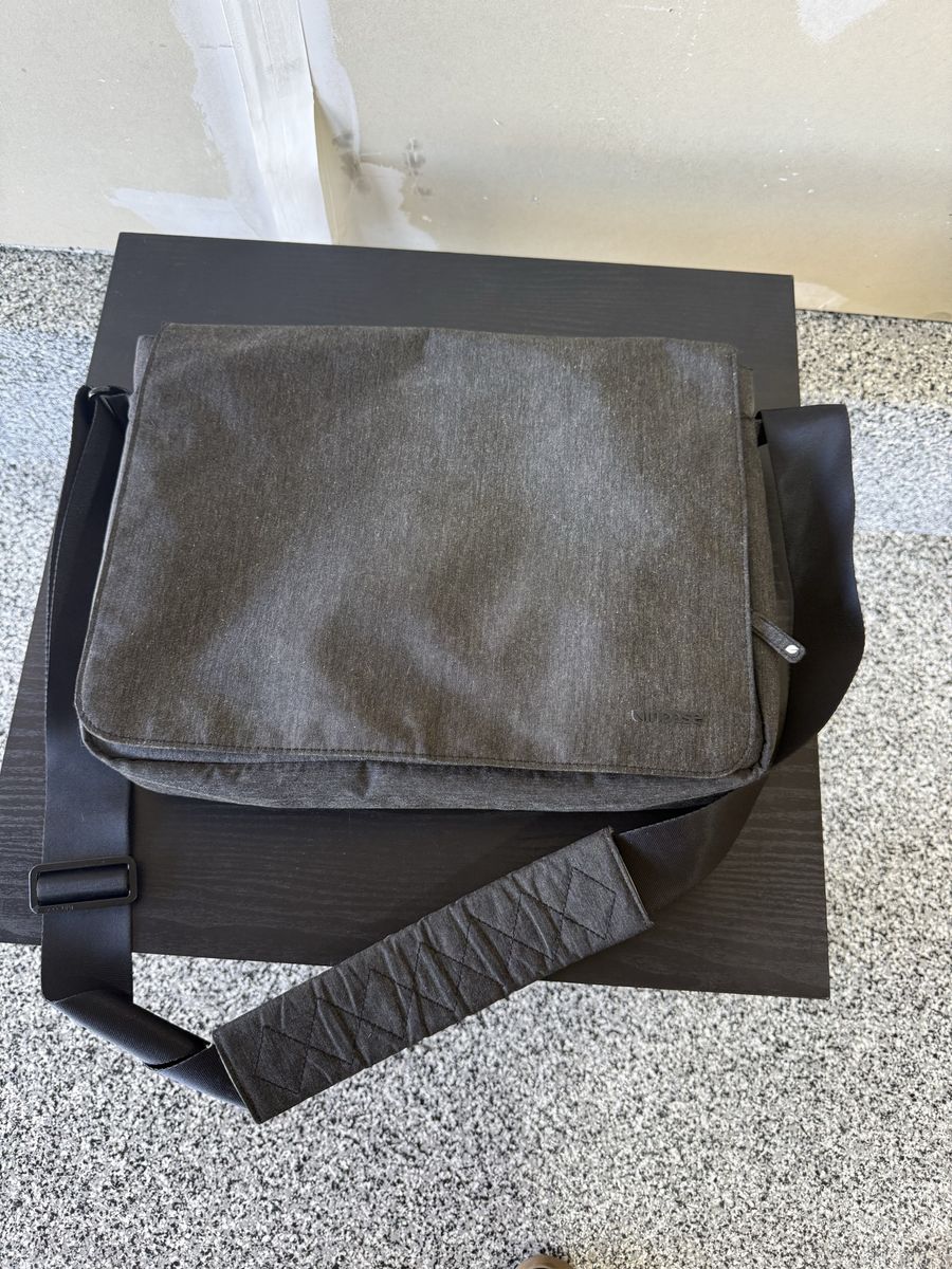 Incase messenger bag for laptops and tablets