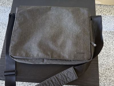 Incase messenger bag for laptops and tablets