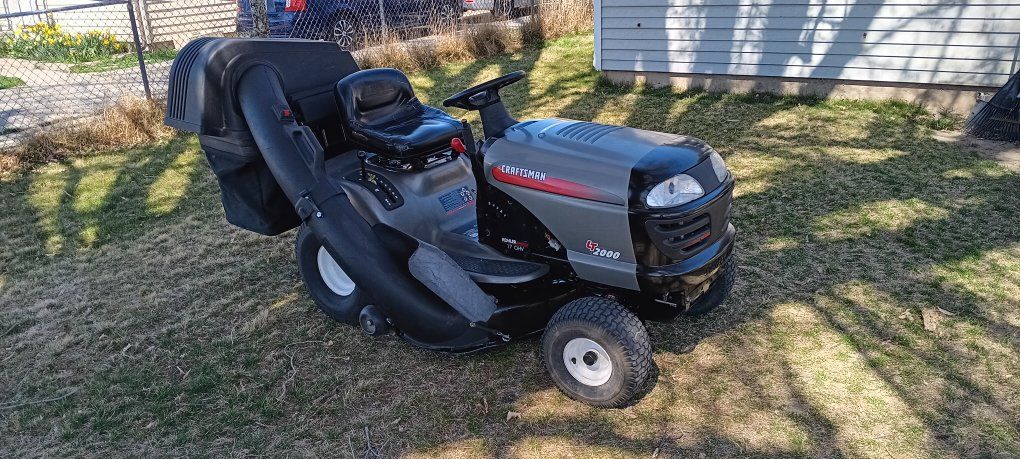 Craftsman LT2000 Riding Lawn Mower