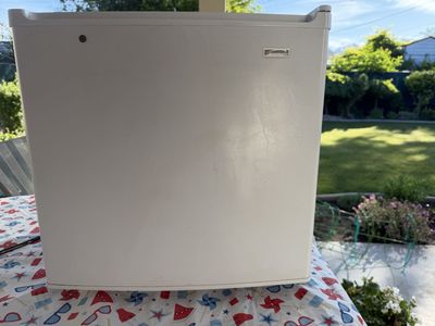 Kenmore Dorm Style Refrigerator/small freeze compartment
