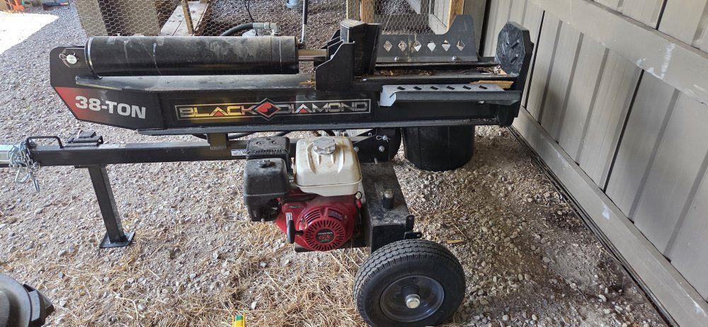 Black Diamond 38-Ton Log Splitter with Honda GX270 Engine