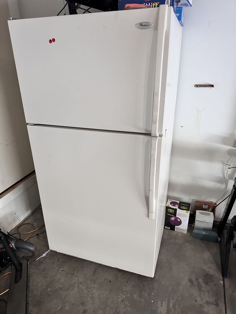 Whirlpool White Top Freezer Refrigerator with Ice Maker perfect for garage