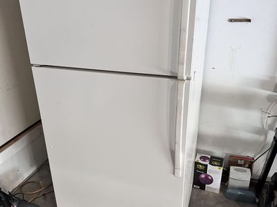 Whirlpool White Top Freezer Refrigerator with Ice Maker perfect for garage