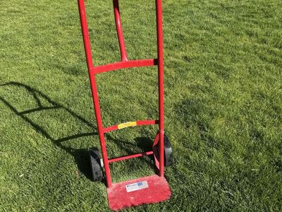Milwaukee 600 lb. P-Handle Hand Truck Red Dolly
