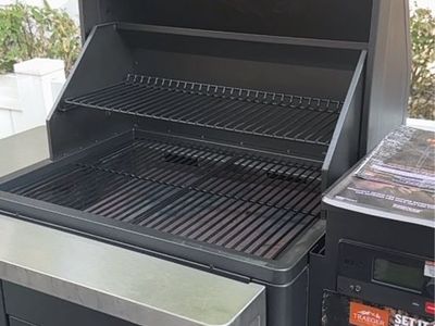 Traeger Silverton 620 Wood Pellet Grill with WiFIRE Technology