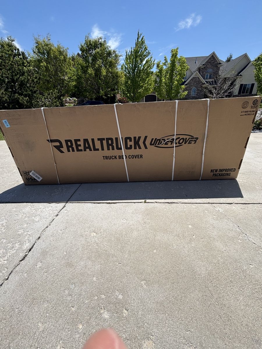 New REALTRUCK UnderCover UX42018 Truck Bed Cover for 6.5 ft bed length