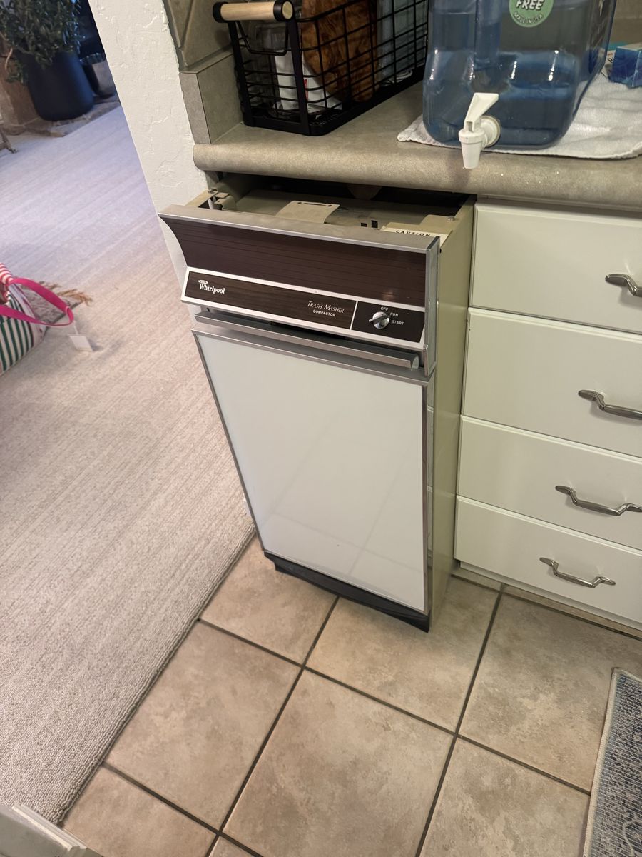 Trash compactor