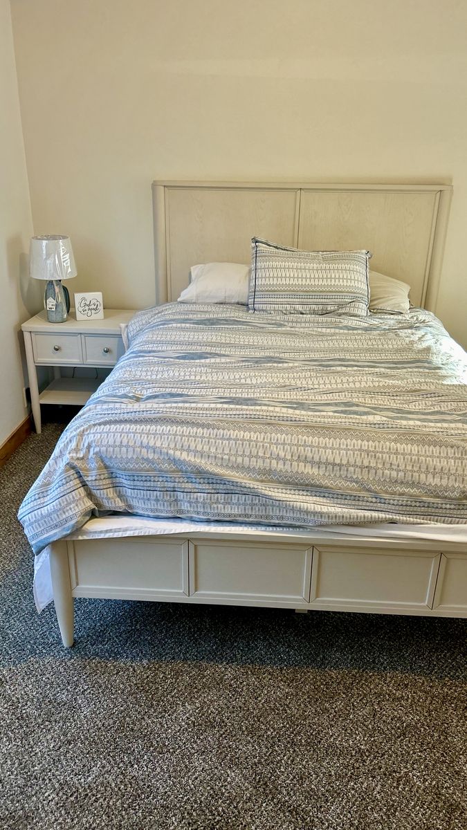 White Queen Platform Bedroom Set