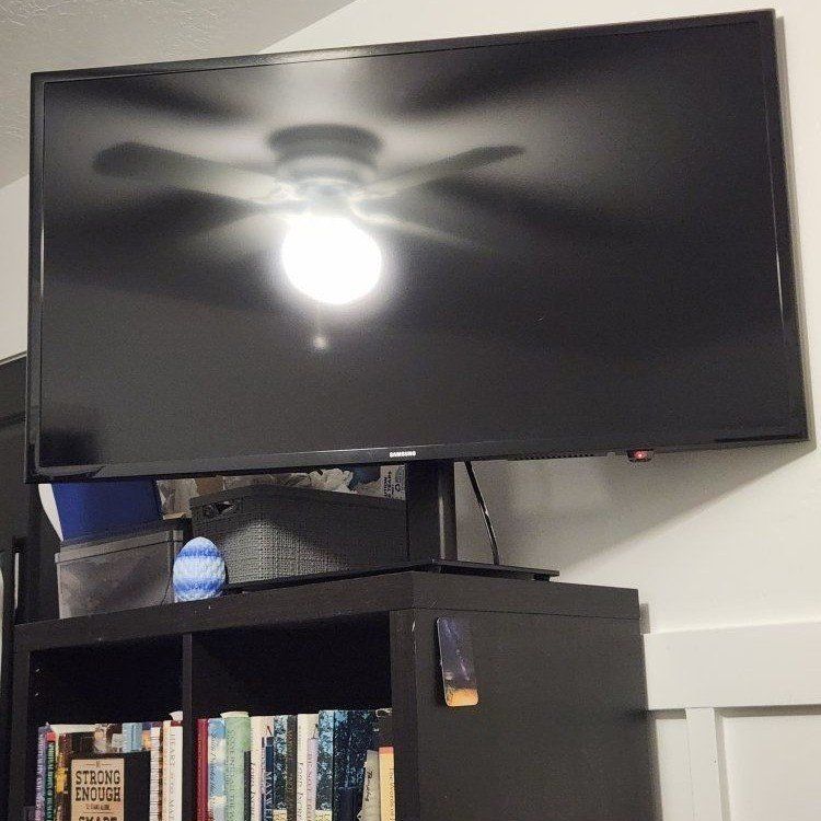 Samsung Flat Screen TV 43"