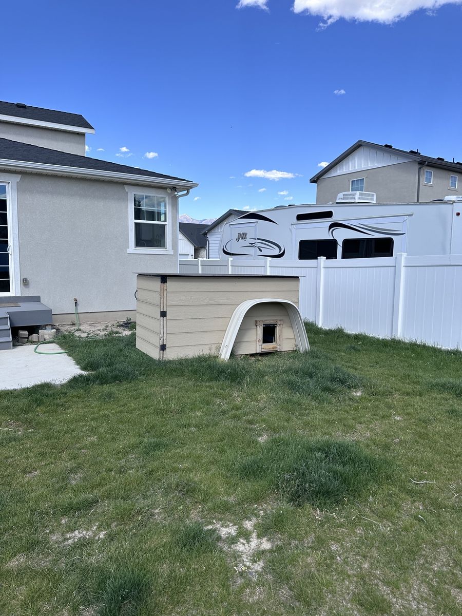 Insulated Outdoor Dog House - Large Wooden Pet Shelter with Tiled Floor