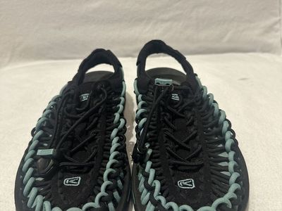 Keen Youth Size 6, Black/blue Beachcomber Sandals