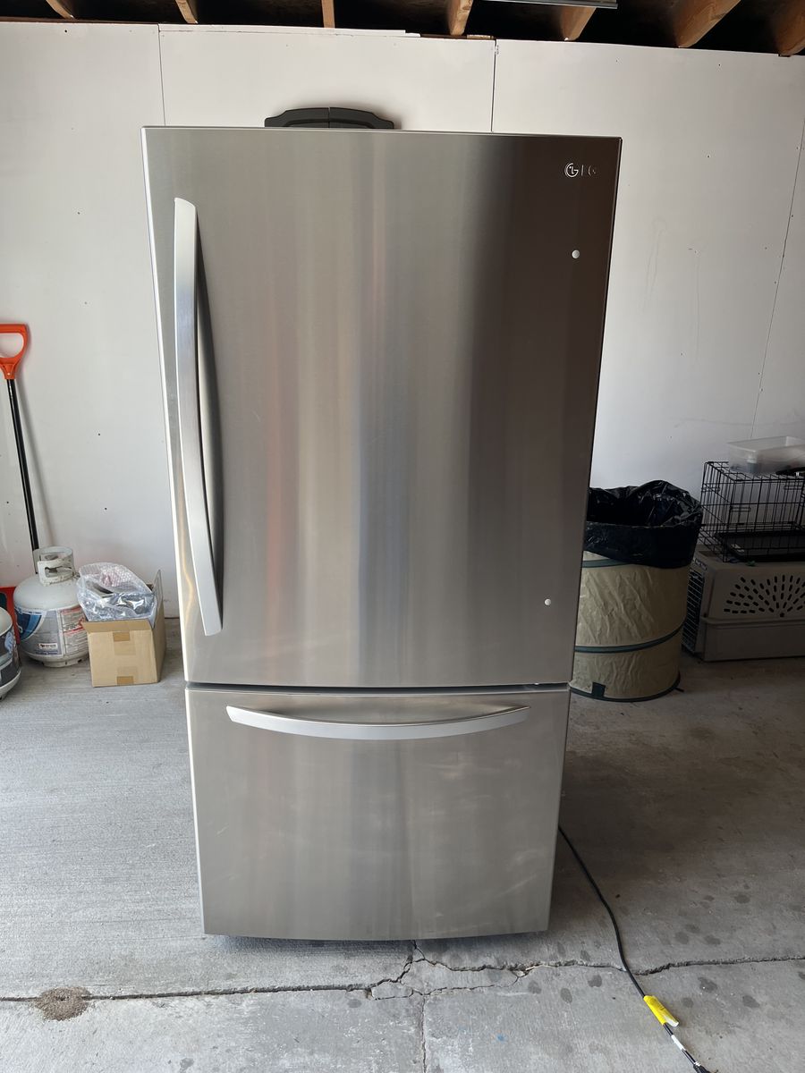 LG Refrigerator - Excellent condition