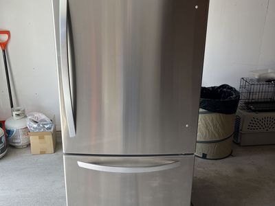 LG Refrigerator - Excellent condition