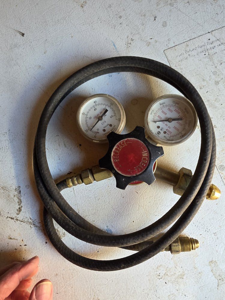 Harris gas regulator with Dual Gauges and Hose