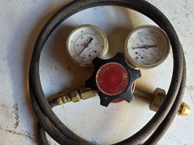 Harris gas regulator with Dual Gauges and Hose