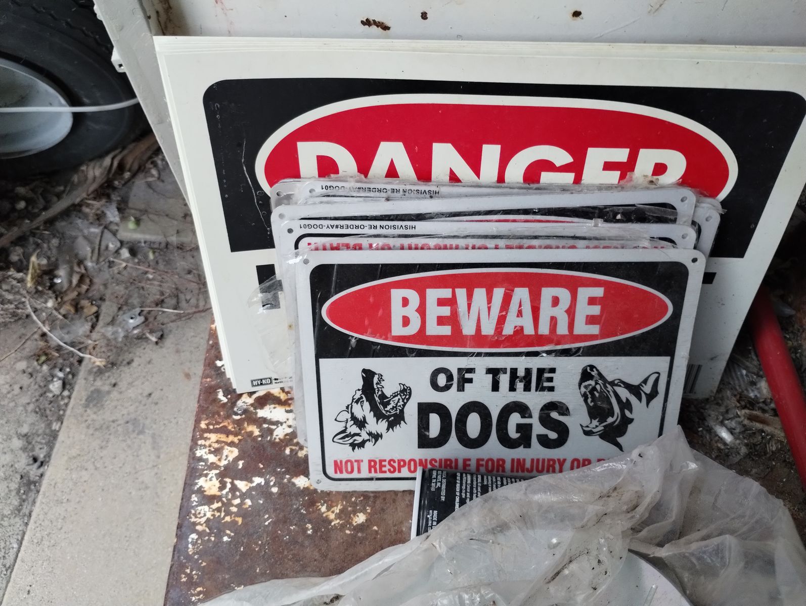 signs 5$ each beware of dogs and no trespassing metal