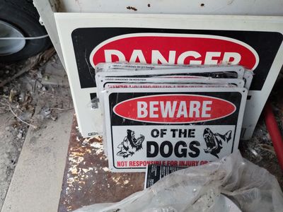signs 5$ each beware of dogs and no trespassing metal