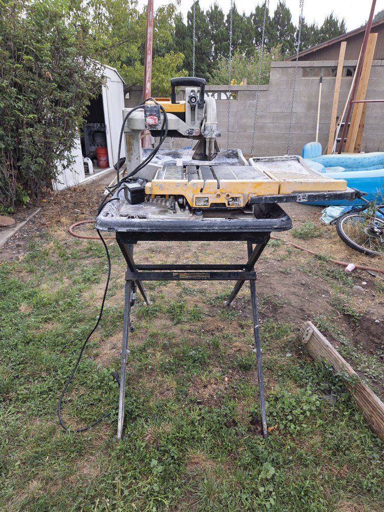 DEWALT Wet Tile Saw with Stand - Heavy Duty Tile Cutter