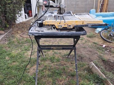 DEWALT Wet Tile Saw with Stand - Heavy Duty Tile Cutter