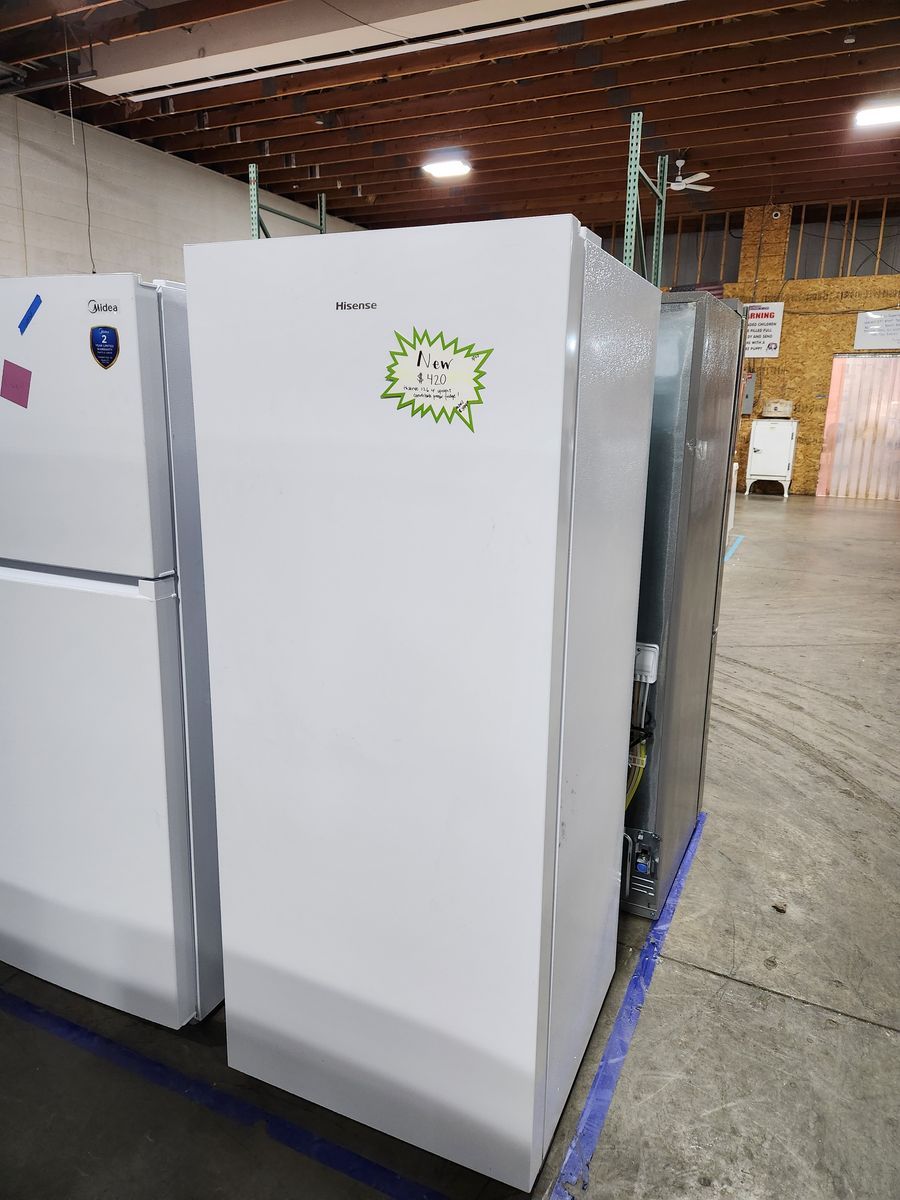 BRAND NEW! HISENSE 13.6 CF UPRIGHT CONVERTABLE FREEZER/FRIDGE