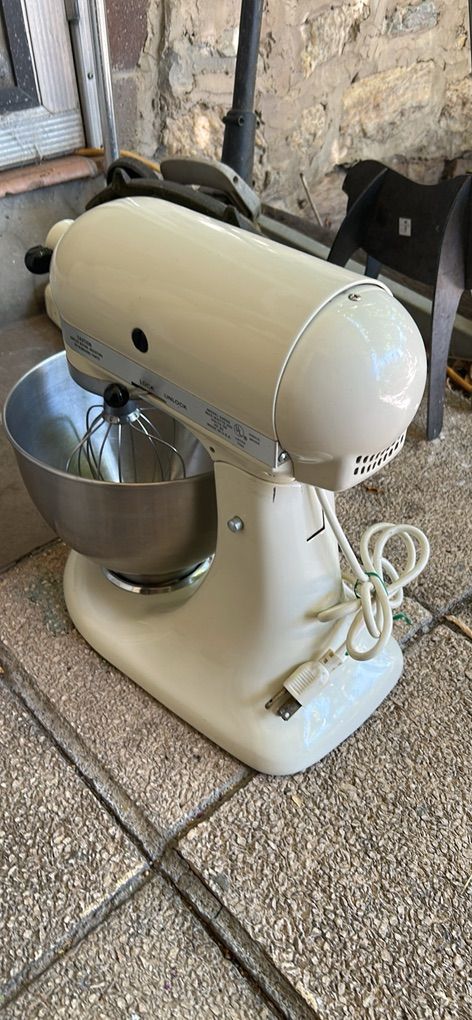 KitchenAid Hobart K45SS 4.5qt. Stand Mixer.