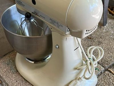KitchenAid Hobart K45SS 4.5qt. Stand Mixer.